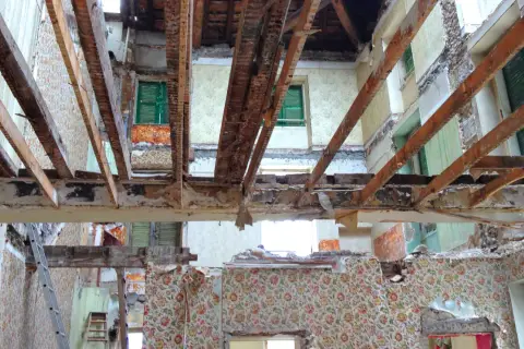 Travaux de rénovation : on s'apprête à refaire un plancher sur poutre dans une maison en démolition.