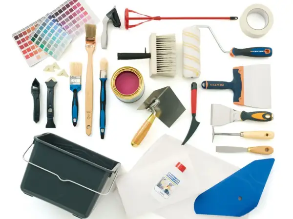 Ensemble d'outils pour papier peint : pinceaux, rouleau, truelles, spatules, seau, décolleur, ruban adhésif et nuancier.